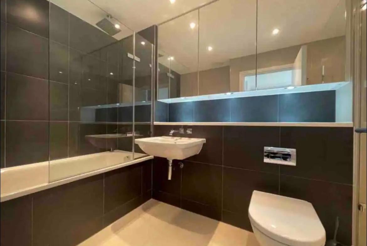 Modern Room Homestay In Apartment With Private Bathroom Кройдон Екстер'єр фото